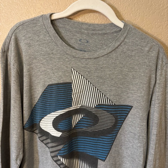 Oakley Tee Medium Gray Long Sleeve Blue White Geometric Logo Graphic Regular Fit - Picture 2 of 11